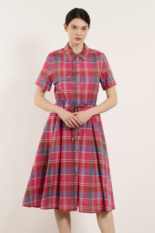 여성스러운 무드를 연출하는 [25SU] 스트링 체크 반소매 원피스는 핑크 컬러와 체크 패턴이 돋보이는 아이템입니다. 부드러운 면 소재로 제작되었으며, 허리 스트링 디테일과 여유로운 핏으로 편안하게 착용할 수 있습니다. 안감은 면 100%로 제작되었고, 버튼업 디자인으로 스타일리시한 데일리룩을 완성해보세요.
