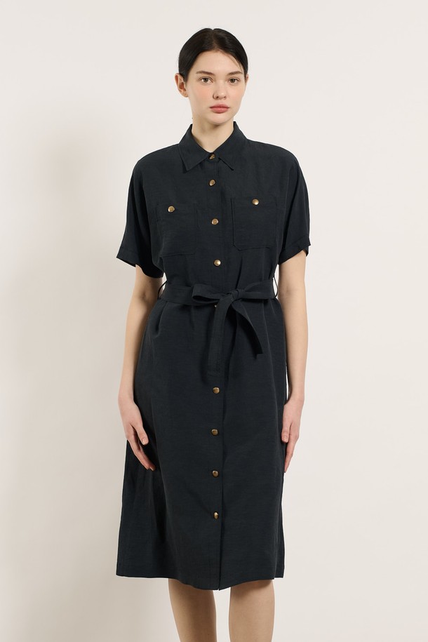 [25SU] 투포켓 린넨 벨티드 원피스 - DARK NAVY B5M4O62856은 린넨, 레이온, 폴리에스터 혼방 소재로 제작된 여성용 여름 원피스입니다. 다크 네이비 색상의 무지 패턴이며, 셔츠칼라와 반소매 디자인으로 클래식한 무드를 연출합니다. 두 개의 포켓과 벨트, 버튼 디테일이 돋보이며, 어깨와 소매 부분의 여유로운 디자인과 자연스럽게 흐르는 실루엣이 특징인 레귤러핏 원피스입니다.

