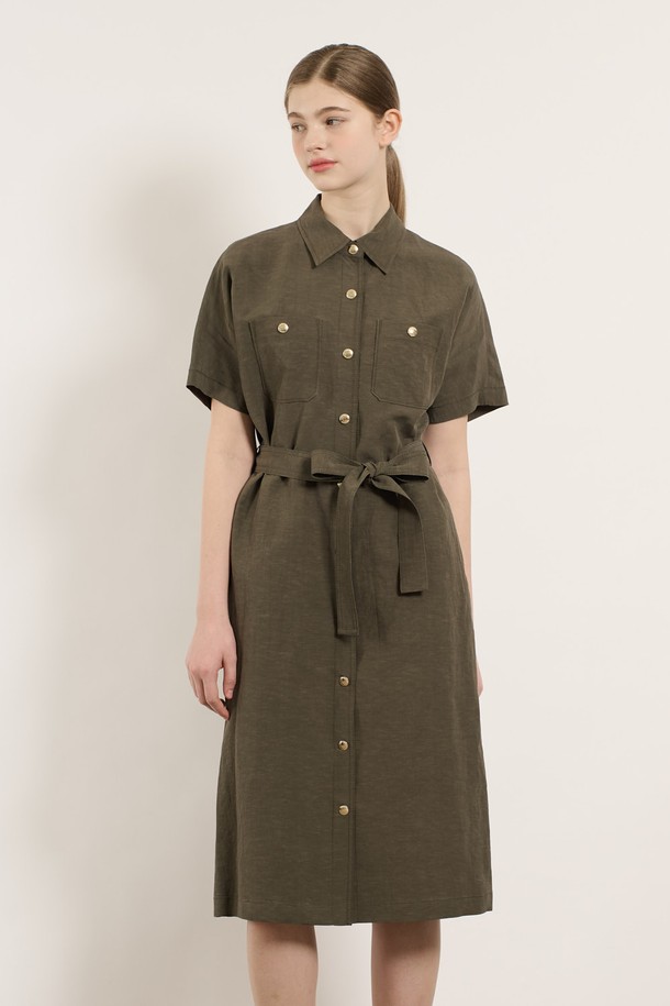 [25SU] 투포켓 린넨 벨티드 원피스는 여름 시즌에 어울리는 카키 색상의 H라인 벨티드 원피스입니다. 마, 레이온, 폴리에스터 혼방 소재로 제작되어 부드러운 촉감을 느낄 수 있으며, 슬림핏 디자인으로 여성스러운 실루엣을 연출합니다. 셔츠칼라와 반소매, 더블 포켓 디테일, 벨트 세트 구성으로 일상복은 물론 포멀한 스타일에도 활용하기 좋습니다.
