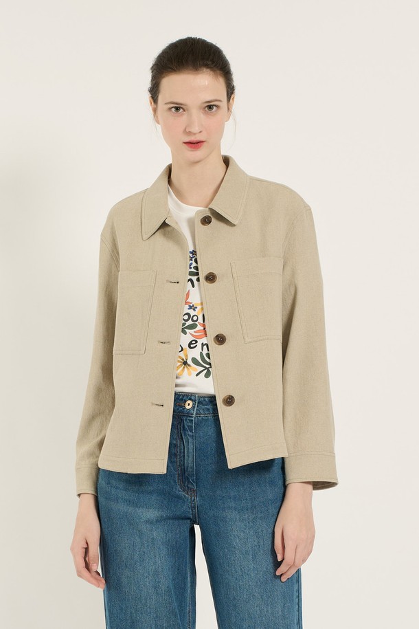 [25SU] 린넨 싱글 셔츠형 자켓은 얇은 두께의 면, 린넨 혼방 소재로 제작되어 여름철에도 시원하고 편안하게 착용할 수 있습니다. 베이지 색상의 루즈핏 셔츠자켓 스타일로, 미니멀하고 베이직한 무드를 연출하며 일상에서 활용하기 좋습니다. 앞면 포켓과 고급스러운 버튼 디테일이 더해졌으며, 우수한 환기성으로 쾌적함을 유지해 줍니다.
