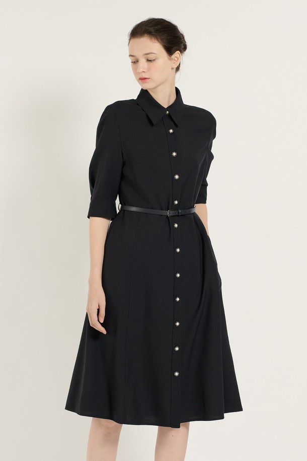 [25SU] 벨티드 울 원피스는 모 100% 소재로 제작되어 부드러운 촉감과 뛰어난 보온성을 자랑합니다. 클래식한 디자인과 우아한 A라인 실루엣이 돋보이며, 허리 벨트와 전면 버튼 디테일로 여성스러운 매력을 더했습니다. 네이비와 베이지 두 가지 컬러로 출시되어 데일리룩부터 특별한 날까지 폭넓게 활용할 수 있는 사계절 원피스입니다.
