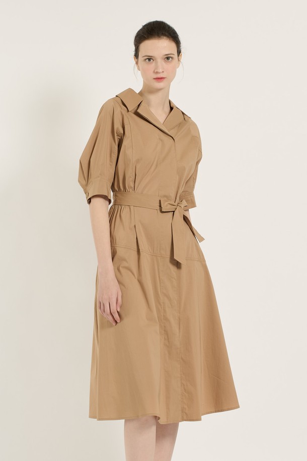 [25SU] 허리 스모킹 원피스 - M BEIGE B5B4I68172는 여성 고객을 위한 여름 원피스입니다. 부드러운 촉감의 면, 나일론, 폴리우레탄 혼방 소재로 제작되었으며, 허리 스모킹 디테일과 A라인 스커트가 클래식하고 우아한 분위기를 자아냅니다. 중간 소매 기장으로 팔 라인이 가늘고 길어 보이는 효과를 주며, 데이트룩, 카페룩, 모임룩 등 다양한 TPO에 어울립니다. 미니멀하고 로맨틱한 스타일을 연출하기 좋으며, 다양한 스타일의 구두와 매치하여 개성 있는 스타일을 완성할 수 있습니다.
