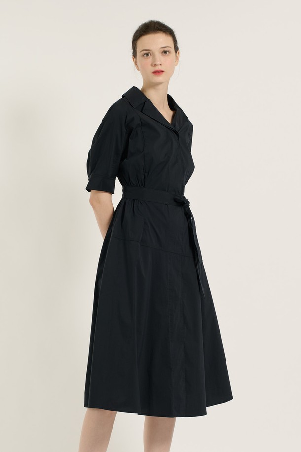 세련된 스타일을 연출하는 [25SU] 허리 스모킹 원피스 - 네이비입니다. 부드러운 면, 나일론, 폴리우레탄 혼방 소재로 제작되어 편안한 착용감을 선사합니다. 허리 스모킹 디테일과 허리 끈이 더해져 우아하고 여성스러운 실루엣을 강조하며, A라인 플레어 스커트가 자유로운 움직임을 돕습니다. 무릎 아래 기장의 슬림핏 브이넥 디자인으로 데이트룩, 카페룩, 모임룩 등 다양한 TPO에 활용 가능하며, 클래식, 미니멀, 로맨틱 스타일을 즐겨 입는 여성분들께 추천합니다. 얇은 두께감의 반소매 디자인으로 여름철 시원하게 착용할 수 있습니다.
