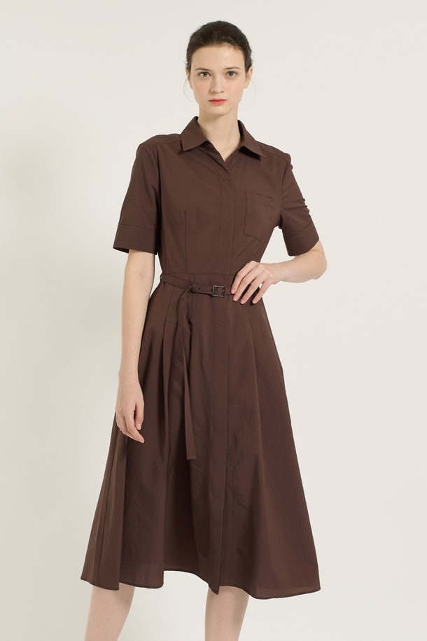 [25SU] 엠보 벨티드 원피스 - BROWN B5B4O62174는 엠보 패턴이 돋보이는 폴리에스터 소재의 브라운 컬러 벨티드 원피스입니다. 허리 벨트와 플레어 스커트 라인이 특징이며, 카라넥 디자인에 반소매 기장으로 여름철 일상복으로 착용하기 좋습니다. 클래식하면서도 엘레강스한 무드를 연출하며, 주머니가 있어 실용성을 더했습니다.
