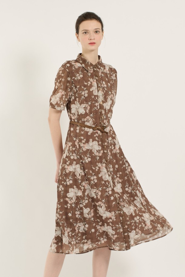 [25SU] 플라워 프린트 체크 원피스는 플라워와 체크 패턴이 조화롭게 어우러진 여성용 A라인 플레어 원피스입니다. 얇고 부드러운 폴리에스터 소재로 제작되어 여름철에도 시원하게 착용할 수 있으며, 슬림핏 디자인과 셔츠칼라, 허리 벨트 디테일이 우아하고 엘레강스한 무드를 연출합니다. 브라운 색상으로 제공되며, 안감이 있어 비침 걱정 없이 일상에서 편안하게 입을 수 있습니다.
