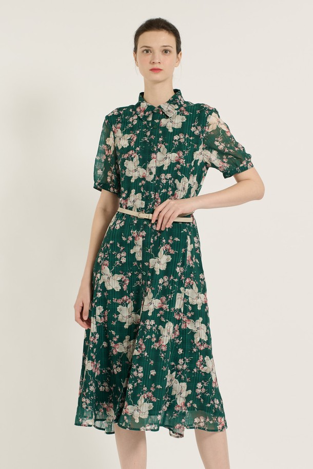 [25SU] 플라워 프린트 체크 원피스는 그린 색상의 플라워, 체크 패턴이 돋보이는 여성용 플레어 원피스입니다. 폴리에스터 소재로 제작되어 가볍고 얇으며, 슬림핏과 반소매 디자인으로 우아하고 클래식한 무드를 연출합니다. 벨트와 안감이 포함되어 있으며, 일상생활에서 편안하게 착용하기 좋은 여름 시즌 아이템입니다.
