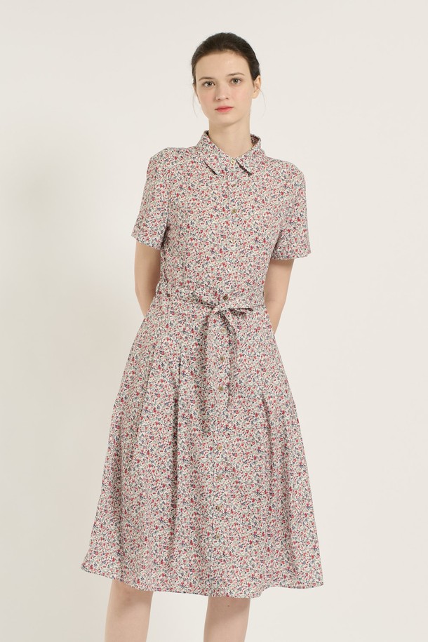 [25SU] 플라워 프린트 원피스는 아이보리 색상의 여성용 플라워 프린트 원피스로, 폴리에스터와 면 소재로 제작되어 부드러운 촉감을 자랑합니다. 로맨틱하고 우아한 무드를 연출하며, 허리 벨트와 버튼 디테일, 안감이 있어 세련된 데일리룩을 완성할 수 있습니다. 칼라 디자인에 반소매로 제작되었으며, 여름에 어울리는 플라워 패턴과 여성스러운 핏이 특징입니다.
