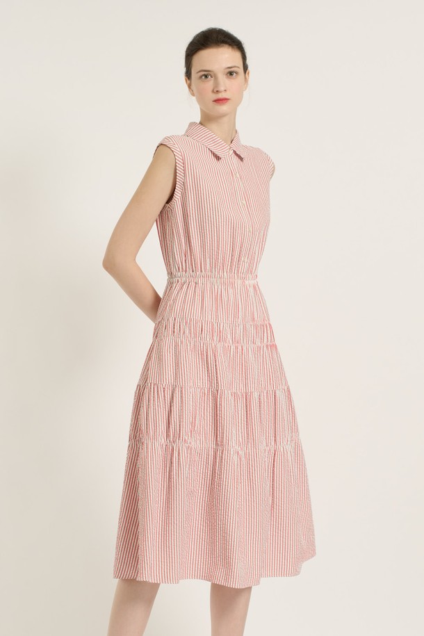 [25SU] 스트라이프 티어드 원피스는 레드 색상의 민소매 원피스로, 스트라이프 패턴과 티어드 치마 디자인이 특징입니다. 얇고 가벼운 레이온, 폴리에스터, 폴리우레탄 혼방 소재로 제작되어 여름철에도 시원하게 착용 가능하며, 허리 밴딩 디테일과 슬림핏으로 여성스러운 실루엣을 연출합니다. 우아하면서도 캐주얼한 스타일을 연출할 수 있는 아이템으로, 안감이 있어 비침 걱정 없이 일상에서 편안하게 입을 수 있습니다.
