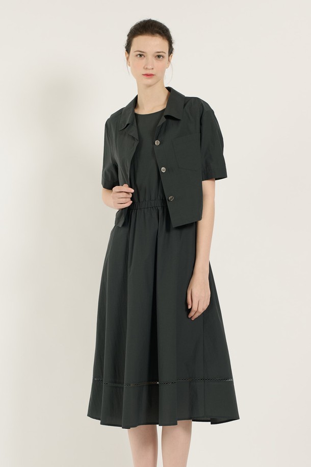 [25SU] 레이어드 원피스는 다크 그린 색상의 세련되고 여성스러운 무드를 연출하며, 봄, 여름 시즌에 일상 및 포멀한 자리에 모두 잘 어울립니다. A라인으로 떨어지는 얇고 부드러운 소재의 레이어드 디자인이 특징이며, 허리 주름, 소매, 밑단 디자인 포인트가 돋보입니다. 나일론, 면, 폴리우레탄, 폴리에스터 혼방 소재로 제작되었고, 안감이 있으며 레귤러핏의 라운드넥 반소매 원피스입니다.
