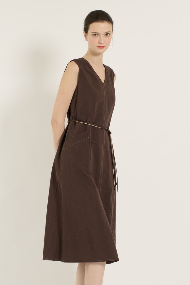 [25SU] 브이넥 민소매 원피스 - BROWN B5B5O64474는 우아하고 심플한 무드를 연출하는 여성용 브이넥 민소매 원피스입니다. 마, 레이온, 폴리에스터 혼방 소재로 시원한 촉감을 제공하며, 슬림핏 디자인과 허리라인 벨트 디테일로 세련된 실루엣을 완성합니다. 무지 패턴의 브라운 색상이며, 안감이 있어 쾌적하게 착용할 수 있는 여름 시즌 데일리 원피스입니다.
