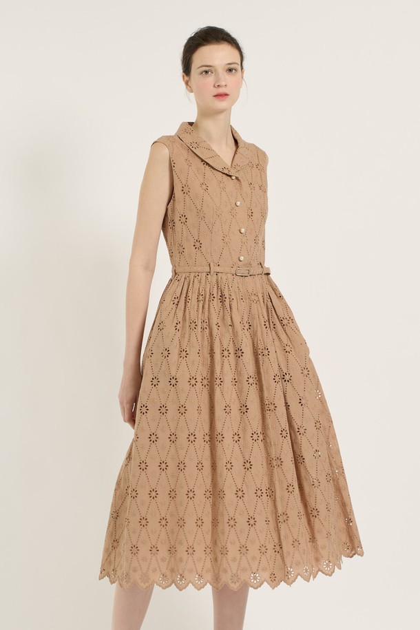 [25SU] 숄카라 턱 디테일 원피스 - M BEIGE B5B5O64572는 부드러운 면 소재의 A라인 플레어 원피스입니다. 숄카라 네크라인과 턱 디테일, 벨트 디테일이 특징이며, 안감이 있어 편안하게 착용할 수 있습니다. 베이지 색상의 민소매 숄카라 원피스로, 우아하고 세련된 무드를 연출하며 일상 또는 데일리룩으로 활용하기 좋습니다.
