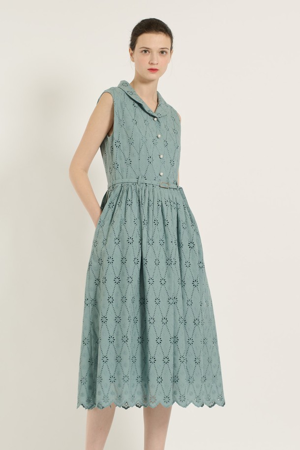 [25SU] 숄카라 턱 디테일 원피스는 우아하고 여성스러운 무드를 선사하는 미디 기장의 플레어 원피스입니다. 부드러운 면 소재와 잔잔한 패턴이 돋보이며, 숄카라 네크라인과 턱 디테일이 포인트를 더합니다. 군더더기 없이 플린한 라인과 움직임에 따라 자연스럽게 흐르는 실루엣이 매력적이며, 안감이 있어 편안하게 착용 가능합니다.
