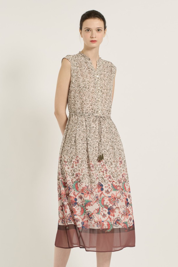 [25SU] 플라워 스트링 원피스는 여성스러운 무드를 연출하는 플라워 패턴의 브이넥 롱 원피스입니다. 허리 스트링으로 핏 조절이 가능하며, 얇고 부드러운 폴리에스터 소재와 안감으로 여름에도 편안하게 착용할 수 있습니다. 빈티지한 플라워 패턴과 밑단 디테일이 돋보이는 세련된 디자인으로, 데일리룩 또는 특별한 날에 우아하게 연출해보세요.
