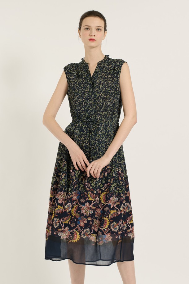 [25SU] 플라워 스트링 원피스 - NAVY는 여성스러운 무드의 데일리룩을 완성해 줄 플라워 스트링 원피스입니다. 네이비 색상 바탕에 플라워 패턴이 돋보이며, 허리 스트링과 스커트 패턴 변화 디테일이 더해져 여성스러운 실루엣을 연출합니다. 폴리에스터 소재로 제작되어 가볍고 시원한 착용감을 제공하며, 구김 방지 기능과 다리가 길어 보이는 길이감이 특징입니다.
