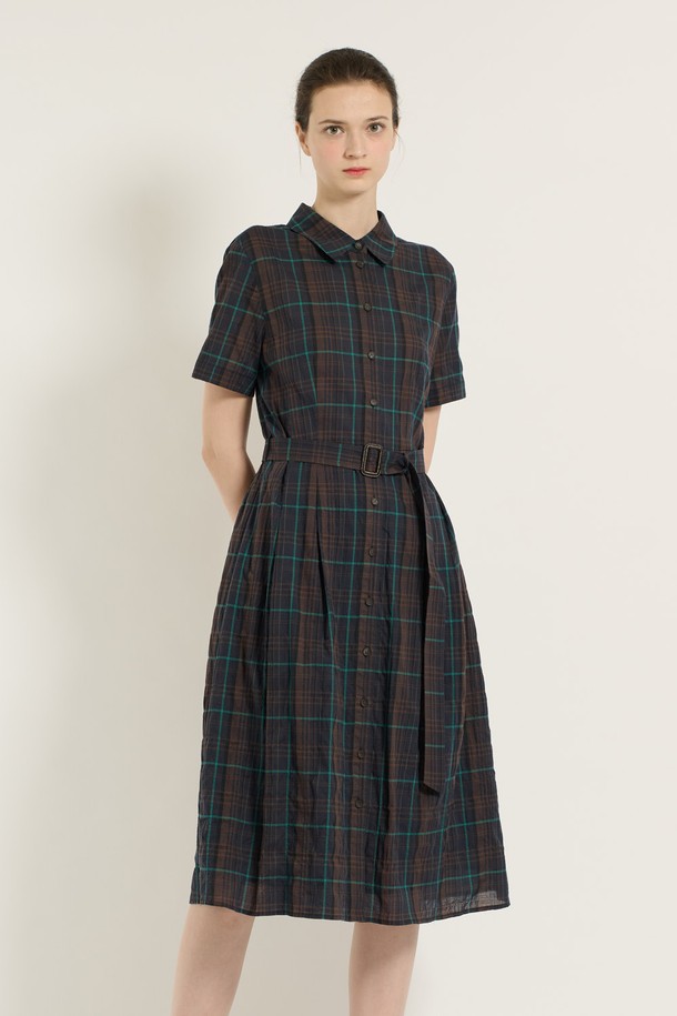 [25SU] 턱 체크 원피스는 시원한 여름을 위한 여성용 캐주얼 원피스입니다. 다크 네이비 컬러의 체크 패턴과 A라인 플레어 치마, 반소매 디자인으로 시원하고 여성스러운 분위기를 연출합니다. 얇은 두께와 루즈핏으로 편안한 착용감을 선사하며, 칼라 네크라인과 턱 디테일이 특징입니다.
