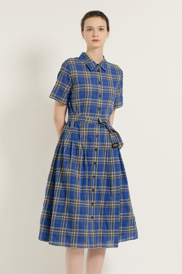 여성스러운 매력을 더해줄 [25SU] 턱 체크 원피스 - DARK BLUE B5B4O62754입니다. 다크 블루 컬러의 체크 패턴과 셔츠 칼라 디자인이 캐주얼하면서도 세련된 분위기를 연출합니다. A라인 플레어 치마와 루즈핏으로 편안한 착용감을 선사하며, 벨트 디테일로 허리 라인을 강조하여 더욱 돋보이는 실루엣을 완성합니다. 여름철 일상에서 시원하게 즐길 수 있는 반소매 원피스입니다.
