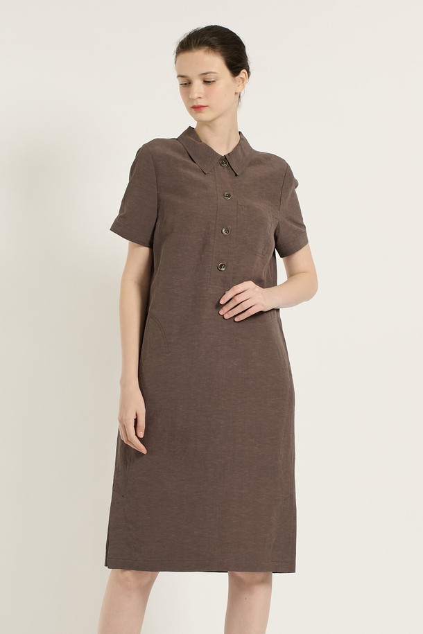 [25SU] 베이직 반오픈 원피스는 부드러운 촉감과 시원한 착용감을 선사하는 여름 여성 원피스입니다. 마, 레이온, 폴리에스터 혼방 소재로 제작되었으며, 깔끔한 카라넥과 단추, 실용적인 포켓 디테일이 돋보입니다. 레귤러핏에 반소매 기장, 무지 패턴으로 베이직한 스타일을 연출하며, 브라운과 피콕 블루 두 가지 색상으로 만나볼 수 있습니다.
