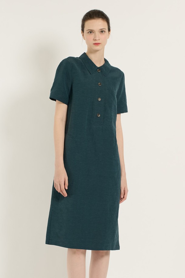 [25SU] 베이직 반오픈 원피스는 시원한 여름을 위한 여성 의류로, 세련된 디자인과 편안한 착용감을 선사합니다. 마, 레이온, 폴리에스터 혼방 소재에 자연스러운 핏과 반오픈 네크라인, 단추 디테일이 더해져 간결하면서도 멋스러운 스타일을 연출합니다. PEACOCK BLUE와 BROWN 두 가지 컬러로 제공되며, 안감이 있어 비침 걱정 없이 착용할 수 있습니다.
