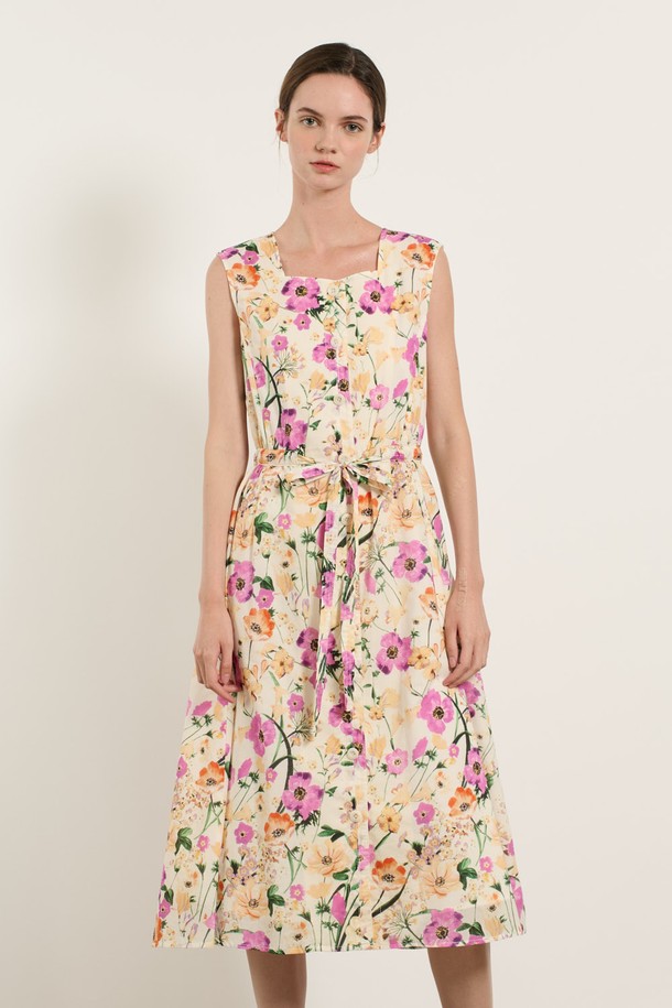 [25SU] 플로럴 프린트 리본 원피스 - IVORY B5M5O63513는 여성스러운 분위기를 연출하는 아이보리 컬러의 A라인 원피스입니다. 가볍고 시원한 면 소재에 플라워 패턴으로 화사함을 더했으며, 허리 리본 디테일과 스퀘어넥 라인으로 여성스러운 실루엣을 강조합니다. 얇은 두께감과 민소매 디자인으로 여름철 시원하게 착용 가능하며, 체형 커버 효과를 제공합니다.
