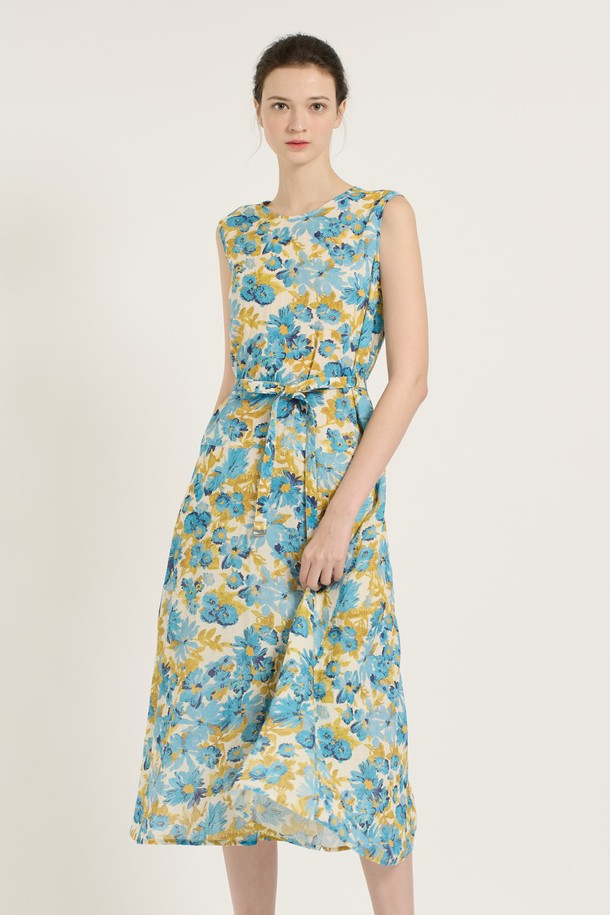 [25SU] 플라워 아사 원피스는 시원한 착용감의 아사 원단을 사용하여 여름철에도 쾌적하게 입을 수 있는 여성용 원피스입니다. 우아하고 화려한 플라워 패턴과 A라인 플레어 치마, 그리고 여유로운 핏으로 편안하면서도 여성스러운 실루엣을 연출합니다. 라운드넥 민소매 디자인에 벨트가 포함되어 있어 다양한 스타일링이 가능하며, 부드러운 촉감과 얇은 두께로 시원하게 즐길 수 있습니다.
