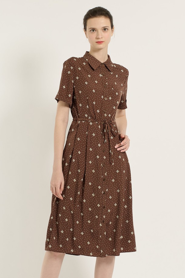 [25SU] 프린트 스트링 원피스 - BROWN B5B5O63974는 여성용 셔츠형 원피스로, 여름 계절에 어울리는 얇은 두께감과 A라인 플레어 치마핏을 갖췄습니다. 브라운 컬러 바탕에 도트 패턴 프린트가 돋보이며, 반소매 디자인과 허리 스트링으로 캐주얼한 무드를 연출합니다. 카라 네크라인과 레귤러핏으로 편안하게 착용할 수 있습니다.
