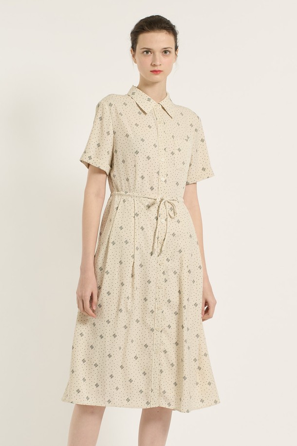 크림 컬러의 여성용 [25SU] 프린트 스트링 원피스입니다. 플라워 패턴의 플레어 A라인 스커트와 반소매 디자인, 얇은 두께감으로 시원한 여름 스타일을 연출합니다. 캐주얼한 무드에 카라 네크라인과 스트링 디테일로 포인트를 더한 레귤러핏 프린트 원피스입니다.
