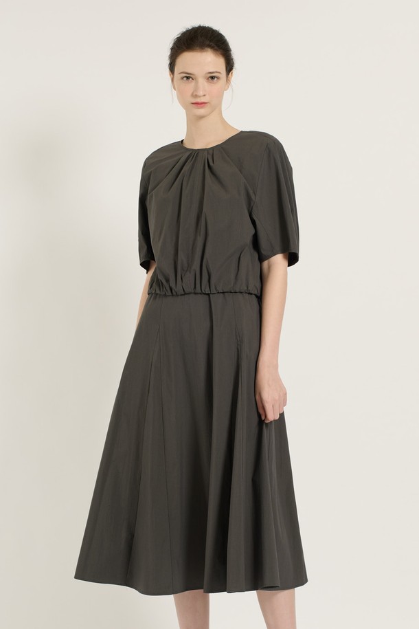 [25SU] 2IN1 원피스는 여성스러운 실루엣을 연출하는 2IN1 디자인의 여름 원피스입니다. 부드러운 그레이 컬러에 A라인 플레어 치마가 더해져 미니멀하면서도 베이직한 스타일을 완성합니다. 라운드넥에 반소매, 얇은 두께감과 주름 디테일로 시원하고 편안하게 착용할 수 있습니다.
