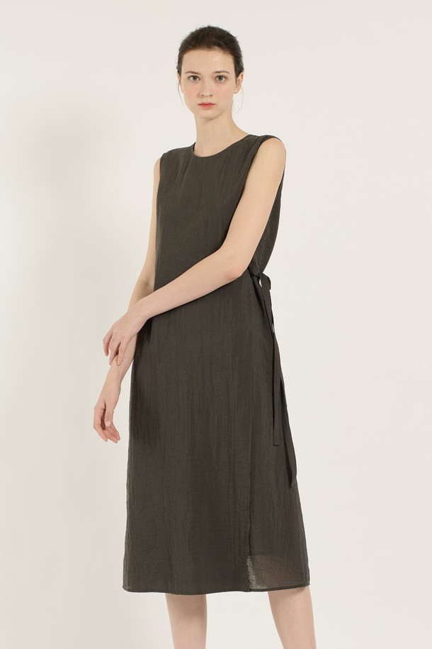 [25SU] 다크 그레이 랩 원피스는 부드럽고 시원한 레이온, 나일론, 마 혼방 소재로 제작되어 여름철에도 편안하게 착용할 수 있습니다. 슬림 핏 라운드넥 디자인에 허리 슬림 디자인과 옆 매듭 장식이 더해져 세련되고 우아한 분위기를 연출하며, 랩 스타일 치마가 여성스러운 실루엣을 강조합니다. 민소매 디자인과 캠 디테일이 시원함을 더하고, 안감(폴리에스터)으로 편안한 착용감을 선사하여 일상 또는 특별한 날 모두 활용하기 좋습니다.
