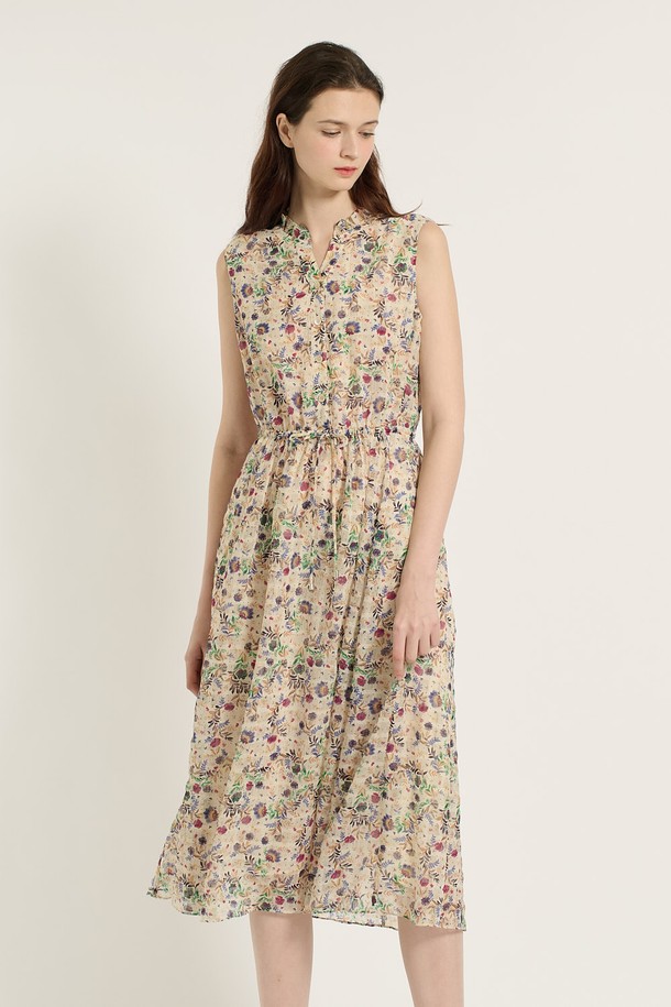 [25SU] 플라워 엠보 민소매원피스는 가볍고 시원한 폴리에스터 소재로 제작되어 여름철에도 쾌적하게 착용할 수 있습니다. 우아하고 엘레강스한 분위기를 연출하는 A라인 플레어 핏의 민소매 원피스로, 허리 주름 디테일과 넉넉한 스커트 길이가 여성스러운 실루엣을 완성합니다. 엠보 플라워 패턴과 부드러운 촉감, 라운드넥 디자인으로 편안하면서도 세련된 스타일을 연출하며, LIGHT BEIGE와 BLACK 두 가지 색상으로 제공됩니다.
