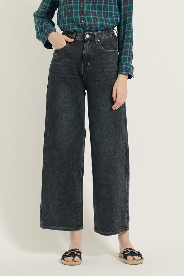 [25FA] 와이드 데님 팬츠 - DARK BLUE B5C7G37295는 데일리 및 캐주얼 스타일을 위한 여성용 데님 팬츠입니다. 면, 폴리에스터, 폴리우레탄 혼방 소재로 제작되었으며, 다크 블루 컬러의 무지 패턴, 긴 기장의 와이드핏으로 편안한 착용감을 선사합니다. 하이웨이스트 디자인과 깔끔한 스티치 디테일, 넉넉한 실루엣으로 가을 시즌에 활용하기 좋은 베이직하고 캐주얼한 아이템입니다.
