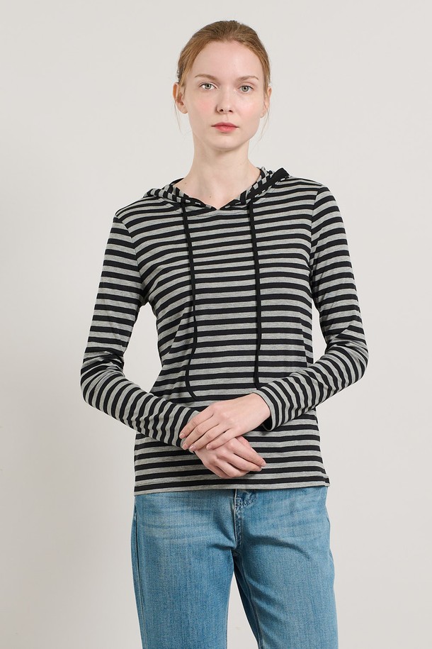 "[25FA] 스트라이프 후드 져지 - LIGHT M GRAY"는 가을에 어울리는 여성용 후드 티셔츠입니다. 캐주얼, 클래식, 미니멀 스타일을 모두 아우르는 디자인으로 가을 나들이룩이나 집콕룩에 적합합니다. 부드러운 촉감의 라이트 M 그레이 컬러에 스트라이프 패턴이 더해져 세련된 느낌을 줍니다. 레이온, 아크릴, 캐시미어, 폴리우레탄, 모, 견 등의 고급 소재 혼방으로 제작되어 편안하면서도 고급스러운 착용감을 선사합니다. 후드 조임끈과 소매, 밑단의 깔끔한 마감 처리로 완성도를 높였습니다.
