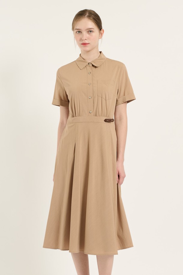 [25SU] 셔츠형 랩원피스는 다크 베이지 및 다크 그레이 컬러로 출시된 여성용 셔츠형 원피스입니다. 레이온, 나일론, 폴리우레탄, 폴리에스터 혼방 소재로 제작되어 부드러운 촉감과 얇은 두께감으로 여름철 데일리 및 포멀룩에 적합합니다. A라인 핏, 셔츠칼라, 반소매 디자인에 벨트, 주름, 소매 버튼, 서스펜더 디테일을 더해 클래식하면서도 모던한 스타일을 연출합니다.
