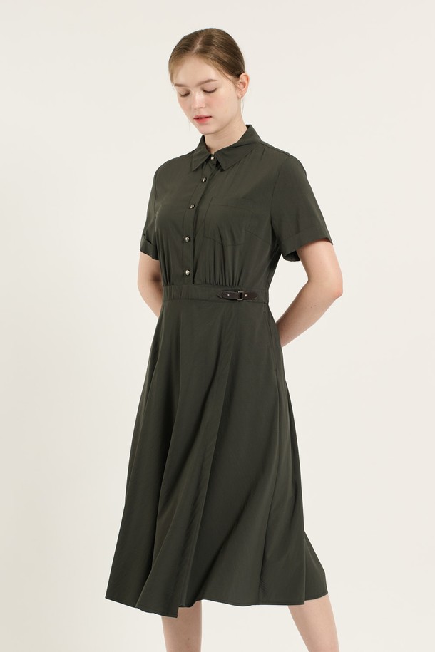 [25SU] 셔츠형 랩 원피스는 다크 그레이와 다크 베이지 두 가지 색상으로 출시된 여성용 여름 원피스입니다. 부드러운 촉감의 레이온, 나일론, 폴리우레탄, 폴리에스터 혼방 소재로 제작되었으며, 셔츠 칼라, 반소매, 허리 라인 강조, 랩 스타일, 버튼 및 포켓 디테일이 특징입니다. A라인 핏에 안감이 있어 시크하고 캐주얼하며 우아한 스타일을 연출할 수 있습니다.
