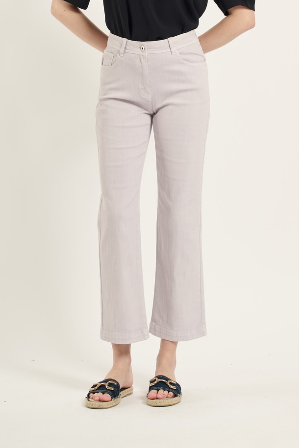 [25SU] 파스텔 컬러워싱 데님팬츠 - LIGHT VIOLET은 여름 시즌을 위한 여성 데님팬츠입니다. 라이트 바이올렛과 올리브 두 가지 컬러로 출시되었으며, 유니크하면서도 세련된 스타일을 연출합니다. 크롭 기장의 스트레이트 핏으로 제작되었으며, 부드러운 촉감과 뛰어난 탄력성으로 편안한 착용감을 제공합니다. 워싱 디테일이 돋보이며 높은 활용도를 자랑합니다.
