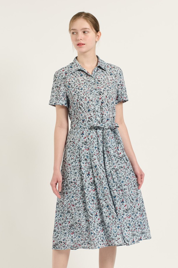 [25SU] M BLUE 플라워 프린트 핏앤플레어 원피스는 시원한 여름을 위한 여성스러운 플레어 원피스입니다. 부드러운 폴리에스터 소재와 안감 처리로 편안한 착용감을 선사하며, 허리 스트랩으로 핏을 조절하여 우아한 실루엣을 연출할 수 있습니다. 카라 네크라인과 반소매 디자인, 플라워 패턴이 어우러져 데일리룩은 물론 특별한 날에도 돋보이는 스타일을 완성합니다.
