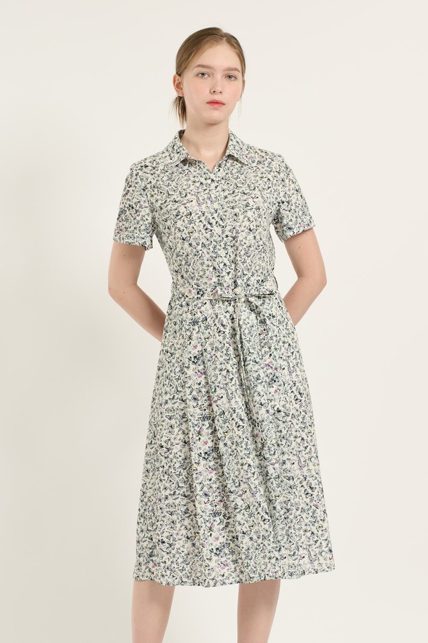 아이보리 컬러의 [25SU] 프린트 핏앤플레어 원피스는 부드러운 폴리에스터 소재로 제작되어 편안한 착용감을 선사합니다. 허리 벨트 디테일과 허리선 스트링으로 우아한 실루엣을 연출하며, 소매와 스커트의 플레어 디테일이 여성스러운 매력을 더합니다. 데일리룩은 물론 특별한 날에도 돋보이는 스타일을 완성해보세요.
