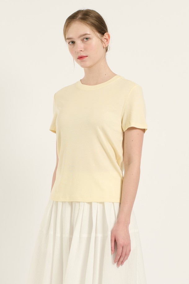 [25SU] 뒷 절개 울스판 티셔츠는 부드러운 촉감과 뛰어난 신축성을 자랑하는 여성용 티셔츠입니다. 라운드넥에 레귤러핏으로 편안하게 착용 가능하며, 여름철 시원하게 입을 수 있는 얇은 두께의 반소매 티셔츠입니다. 뒷 절개 포인트 디테일과 깔끔한 마감으로 미니멀한 스타일을 연출하며, 크림과 다크 브라운 두 가지 색상으로 만나보세요.
