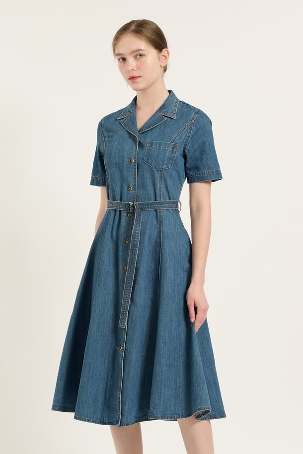 세련된 핏앤플레어 디자인이 돋보이는 [25FA] 인디고 데님 원피스입니다. 면과 폴리에스터 혼방 소재로 제작되어 편안한 착용감을 선사하며, 허리 라인을 강조하는 벨트와 버튼 디테일이 클래식하고 세련된 무드를 더합니다. 플레어 스커트와 반소매 디자인으로 데일리룩에 활용하기 좋으며, 포켓으로 실용성을 높였습니다.
