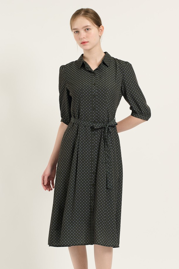 [25FA] 셔츠형 플레어 벨티드 원피스 - KHAKI (카키) B5C7O67145는 우아하고 세련된 스타일을 연출하는 여성 셔츠형 원피스입니다. 7부 소매 기장과 셔츠 칼라 디자인이 특징이며, 허리 벨트 디테일이 더해져 슬림핏을 강조합니다. 자연스러운 플레어 라인과 안감 처리가 편안한 착용감을 선사하며, 사계절 내내 활용 가능한 실용적인 아이템입니다. 데이트룩, 모임룩, 오피스룩 등 다양한 TPO에 매치하여 클래식, 미니멀, 시크한 무드를 연출할 수 있습니다. 폴리에스터 소재로 제작되어 관리가 용이합니다.
