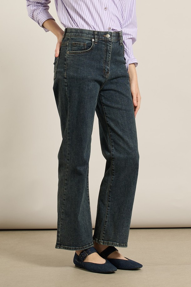 [25FA] 밴딩 워싱 데님 - 다크 블루 A5F8P35354는 여성용 데님 팬츠입니다. 다크 블루 컬러의 워싱 처리된 면, 폴리우레탄 혼방 소재로 제작되었으며, 가을 시즌에 데일리룩 또는 가을 나들이룩으로 활용하기 좋습니다. 허리 부분 밴딩으로 편안한 착용감을 제공하며, 와이드 핏 디자인이 다리 라인을 슬림하게 연출합니다. 클래식, 미니멀, 캐주얼 스타일을 모두 소화할 수 있으며, 빈티지한 매력의 디테일이 돋보입니다.
