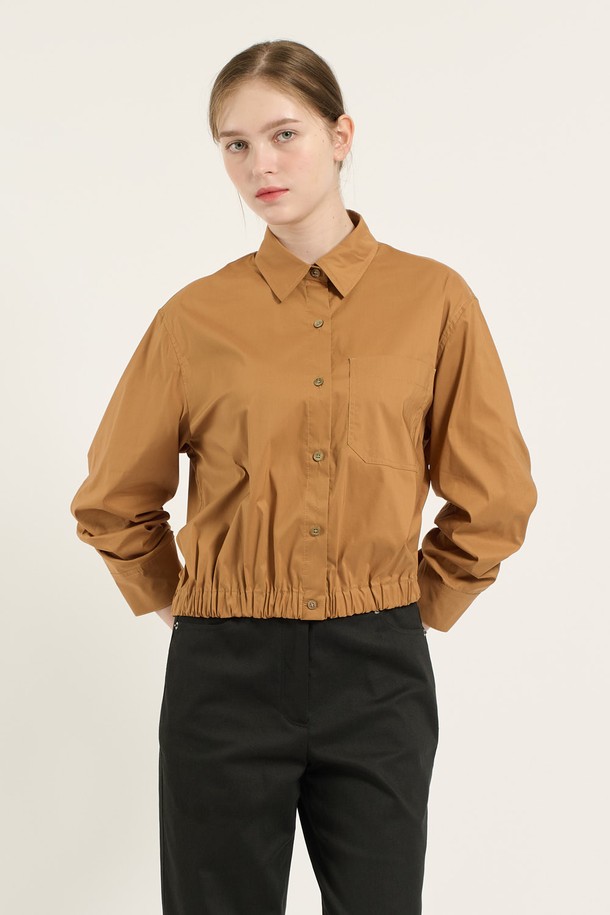 [25FA] 밑단 밴딩 셔츠는 캐주얼하고 미니멀한 스타일을 추구하는 여성 고객을 위한 크롭 기장의 셔츠입니다. 부드러운 면 소재로 제작되어 봄, 가을에 얇게 입기 좋으며, 차이나칼라와 긴 소매 디자인으로 깔끔한 느낌을 줍니다. 밑단 밴딩 디테일이 있어 활동성을 높였으며 루즈핏으로 편안하게 착용 가능합니다. 데이트룩, 카페룩과 같은 TPO에 적합하며, 베이직한 디자인으로 다양한 스타일링에 활용하기 좋습니다.
