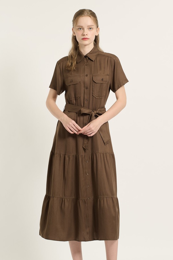 [25FA] 카라형 캉캉 셔링 원피스 - 브라운 (BROWN B5C7O60174)는 여성스러운 실루엣을 연출하는 가을 데일리 [셔링] 원피스입니다. 부드러운 레이온 소재로 제작되어 편안한 착용감을 선사하며, 클래식한 무드를 더하는 카라 디자인과 앞단 버튼 디테일이 특징입니다. 허리 벨트가 포함되어 있어 슬림한 핏을 연출할 수 있으며, 캉캉 셔링 디테일이 로맨틱한 분위기를 자아냅니다. 데이트룩, 카페룩, 모임룩 등 다양한 TPO에 활용하여 클래식하고 미니멀하며 로맨틱한 스타일을 완성해보세요.
