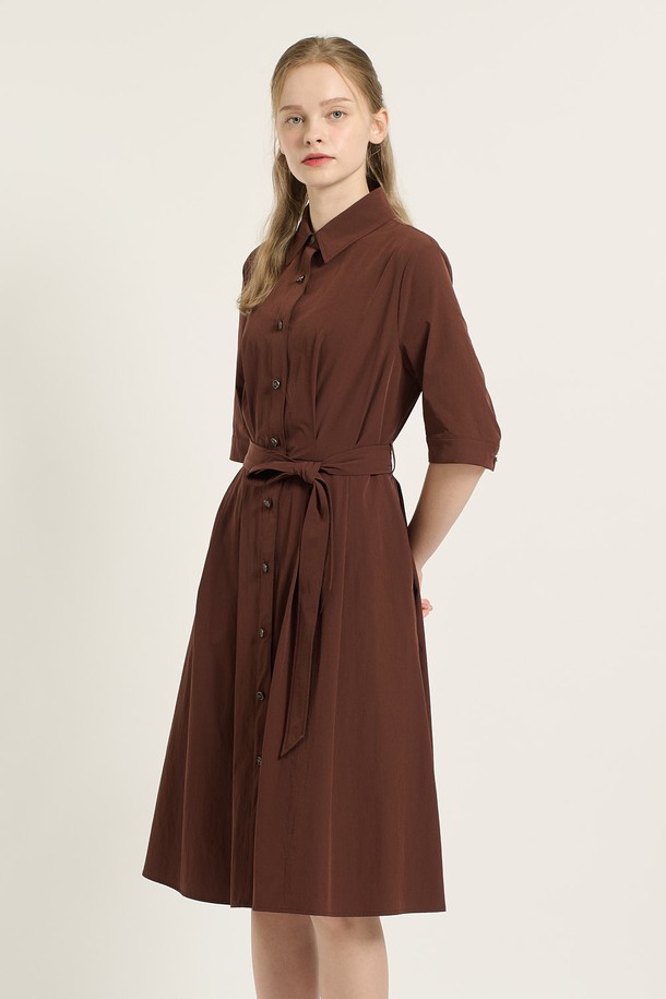 [25FA] 카라형 플레어 원피스 - 다크 브라운 B5C7O67275는 여성스러운 분위기를 연출하는 데이트룩, 카페룩, 모임룩에 어울리는 원피스입니다. 클래식, 미니멀, 걸리시 스타일을 모두 아우르며, 가을 시즌에 적합한 반소매 디자인입니다. 다크 브라운 컬러의 무지 원피스로, 카라 디테일과 벨트, 버튼 장식이 특징입니다. 플레어핏의 플레어 스커트 라인으로 여성스러운 실루엣을 강조하며, 일상에서 편안하게 착용할 수 있습니다.
