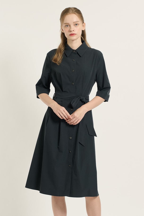 [25FA] 카라형 플레어 원피스 - 다크 네이비 B5C7O67256는 우아하고 세련된 스타일을 연출하는 여성용 원피스입니다. 다크 네이비와 다크 브라운 두 가지 색상으로 제공되며, 얇은 두께감과 신축성 있는 소재로 가을에 적합합니다. 카라 디테일과 플레어 핏이 여성스러운 실루엣을 강조하며, 벨트 디테일로 허리 라인을 더욱 돋보이게 할 수 있습니다. 일상, 데이트, 모임 등 다양한 TPO에 활용 가능하며, 과감한 액세서리와 함께 클래식, 미니멀, 로맨틱 스타일을 연출해 보세요.
