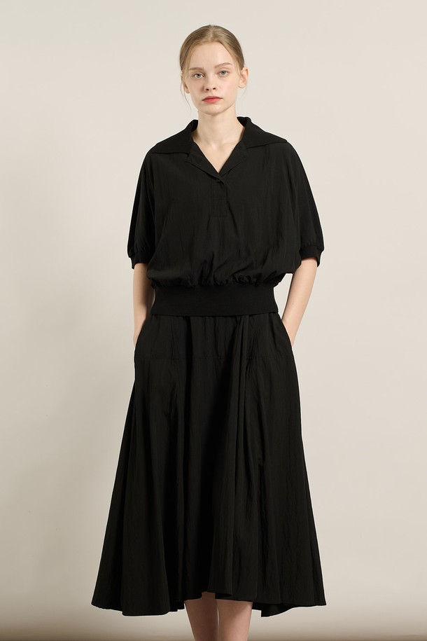 [25FA] 니트 배색 블라우스 셋업 원피스 - BLACK A5F7O68399는 여성스러운 핏과 모던한 스타일을 연출하는 블라우스 셋업 원피스입니다. 가을 시즌에 어울리는 중간 두께감의 니트 소재로 제작되었으며, 부드러운 촉감을 선사합니다. 블랙과 브라운 컬러의 배색 포인트가 돋보이며, 셔링 디테일이 더해져 체형 커버 효과를 줍니다. V넥 라인과 긴 소매 디자인으로 데이트룩, 모임룩 등 다양한 TPO에 활용 가능합니다. 클래식, 미니멀, 로맨틱 스타일을 즐겨 입는 분들께 추천합니다.
