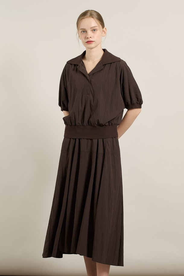 [25FA] 니트 배색 블라우스 셋업 원피스는 브라운 컬러의 여성 의류로, 가을에 어울리는 세련되고 우아한 스타일을 연출합니다. 레이온과 나일론 혼방 소재로 제작되어 부드러운 촉감을 선사하며, 브이넥 라인과 반소매 디자인이 특징입니다. 블라우스와 스커트가 셋업으로 구성되어 플레어 치마핏과 릴렉스핏으로 편안하게 착용 가능합니다. 허리선 니트 디테일이 돋보이며, 데이트룩, 카페룩, 모임룩 등 다양한 TPO에 맞춰 클래식, 미니멀, 로맨틱 스타일을 완성할 수 있습니다.
