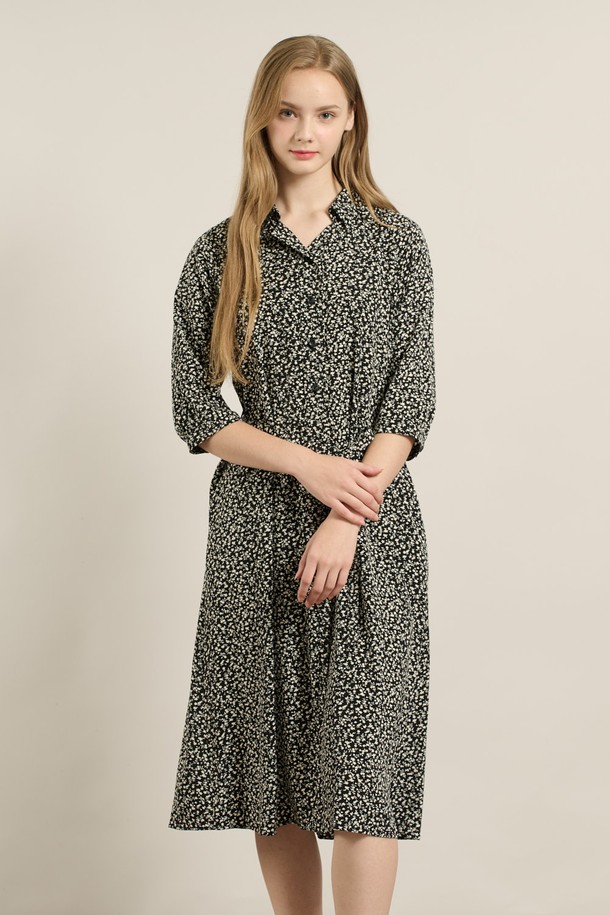 [25FA] 반오픈 뒤밴딩 프린트 원피스 - BLACK A5F8O62599는 캐주얼한 스타일의 여성용 반오픈 원피스입니다. 라운드넥 디자인에 반소매 기장으로, 가을에 어울리는 폴리에스터 소재의 루즈핏 플레어 원피스입니다. 블랙과 브라운 두 가지 색상으로 제공되며, 프린트 무늬가 특징입니다. 뒷부분 밴딩 디테일과 심플한 실루엣으로 허리를 자연스럽게 잡아주어 편안한 착용감과 활동성을 제공합니다. 데이트룩, 카페룩 등 다양한 TPO에 활용 가능하며, 미니멀하고 클래식한 스타일을 연출하기 좋습니다.
