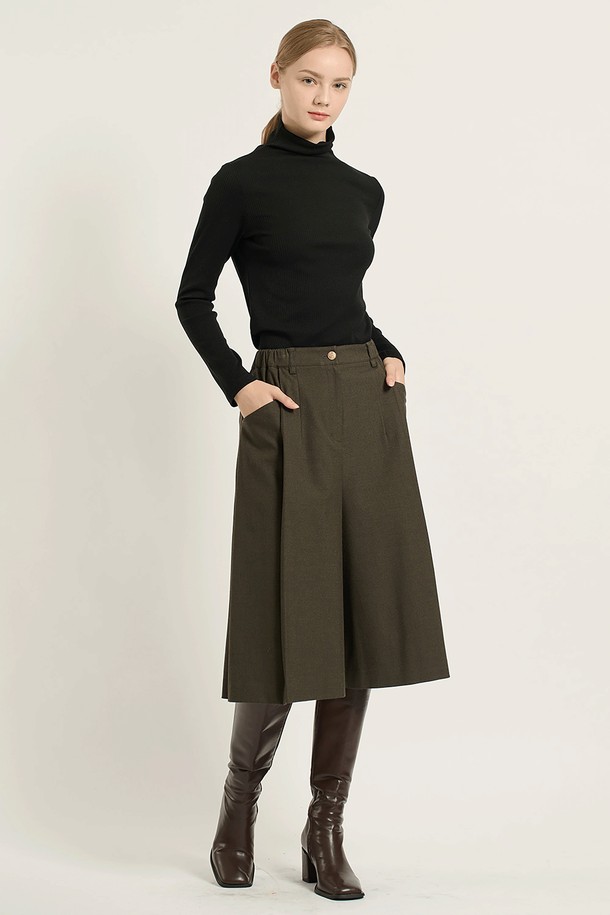 [25WT] 미디 기장 와이드 팬츠는 여성용 와이드 핏 팬츠로, 가을과 겨울에 입기 좋은 제품입니다. M BROWN 색상과 M BEIGE 색상으로 출시되었으며, 클래식하고 세련된 스타일을 연출할 수 있습니다. 허리 부분 버튼 디테일과 포켓 장식이 돋보이며, 깔끔한 라인이 특징입니다. 폴리에스터, 레이온, 폴리우레탄 혼방 소재로 제작되어 편안한 착용감을 선사하며, 출근룩, 오피스룩, 모임룩 등 다양한 TPO에 활용 가능합니다. 미니멀하고 시크한 스타일을 선호하는 분들께 추천합니다.
