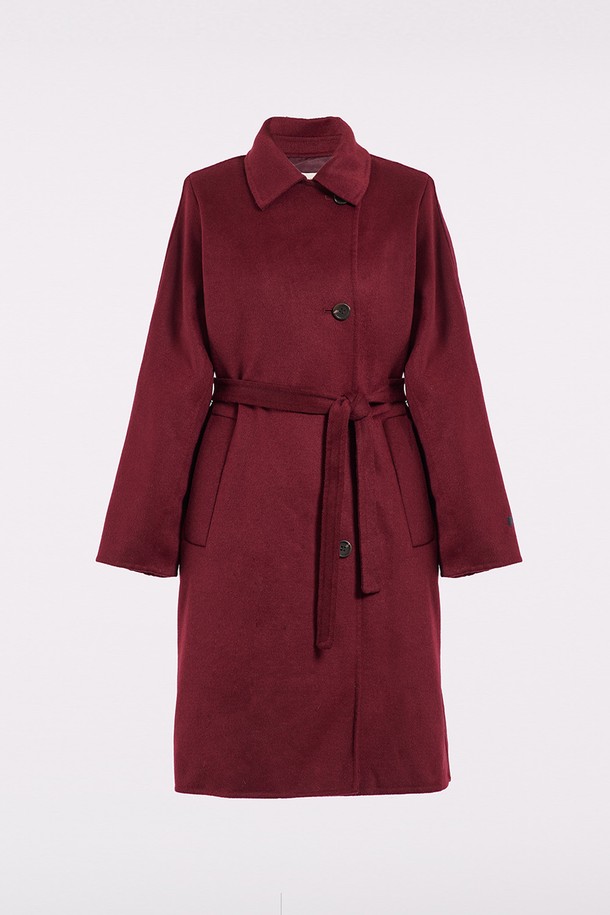 [25WT] 벨티드 핸드메이드 코트는 다크 레드와 블랙 컬러로 출시된 여성용 코트입니다. 가을과 겨울에 어울리는 두꺼운 두께감의 롱 기장 코트로, 클래식하고 엘레강스한 스타일을 연출합니다. 부드러운 촉감의 폴리에스테르, 울, 아크릴, 레이온, 나일론 혼방 소재로 제작되었으며, 싱글 버튼 여밈과 벨트 디테일이 특징입니다. 레귤러 핏으로 허리 라인을 강조하여 여성스러운 실루엣을 완성하며, 오피스룩, 모임룩, 겨울 데일리룩 등 다양한 TPO에 활용 가능합니다. 미니멀하고 시크한 스타일을 선호하는 고객에게 추천합니다.
