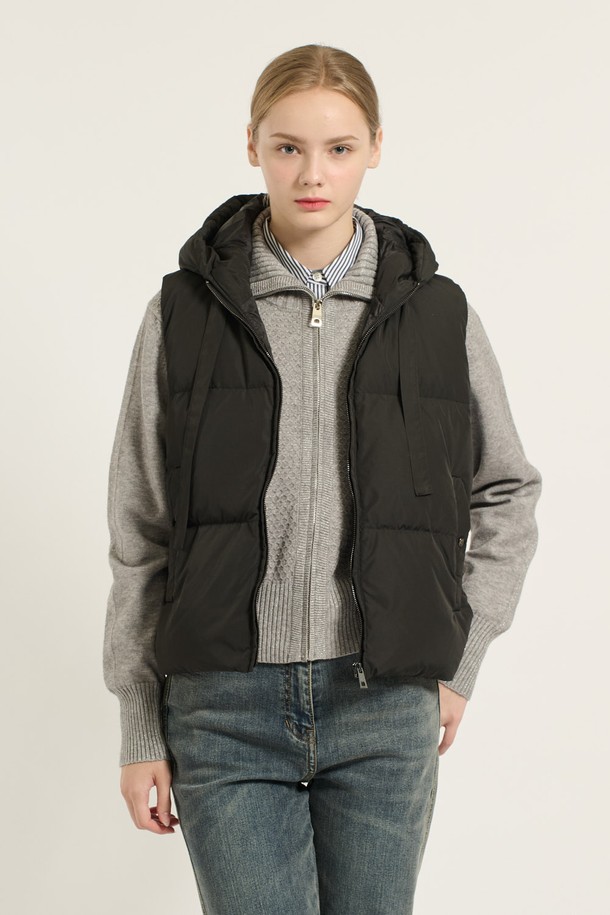 [25WT] 다운 베스트 - BLACK B5D9F87599는 겨울철 보온성을 책임지는 여성용 다운 베스트입니다. 미니멀한 디자인과 무지 패턴으로 어떤 스타일에도 쉽게 매치할 수 있으며, 부드러운 촉감의 폴리에스테르 소재를 사용하여 편안한 착용감을 선사합니다. 레귤러 핏과 지퍼형 여밈 방식으로 간편하게 착용할 수 있으며, 레이어링이 용이하여 다양한 스타일을 연출할 수 있습니다. 덕다운 충전재(솜털 90%, 깃털 10%)와 두꺼운 두께로 뛰어난 보온성을 제공하며, 전면 포켓 디테일로 실용성을 더했습니다. 겨울 데일리룩, 산책룩 등 다양한 TPO에 활용 가능한 블랙, 아이보리 컬러의 다운 베스트입니다.
